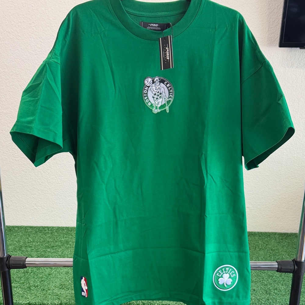 Pro Standard Boston Celtics Green Short-Sleeve Tee with sewn on logos. Large/NWT